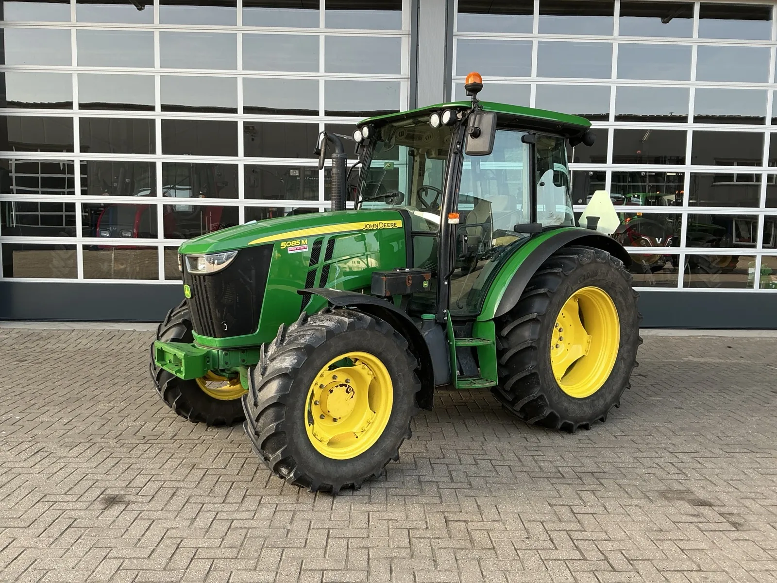file (59) Tracteur agricole John Deere 5085M – Image 1